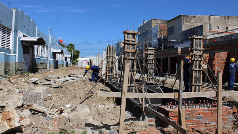 Imagem 1 - Obra do Centro Comercial de Mossoró já está com mais de 40% do serviço concluído. A parte finalizada inclui os serviços de alvenaria, reboco e base metálica que sustentará a cobertura. O Centro Comercial contará com um total de 311 boxes e oferecerá uma variedade de opções de varejo e serviços. A expectativa é que o local se torne um dos principais motores de desenvolvimento econômico, atraindo investimentos e estimulando o empreendedorismo local. Imagem 1 - Obra do Centro Comercial de Mossoró já está com mais de 40% do serviço concluído. A parte finalizada inclui os serviços de alvenaria, reboco e base metálica que sustentará a cobertura. O Centro Comercial contará com um total de 311 boxes e oferecerá uma variedade de opções de varejo e serviços. A expectativa é que o local se torne um dos principais motores de desenvolvimento econômico, atraindo investimentos e estimulando o empreendedorismo local.