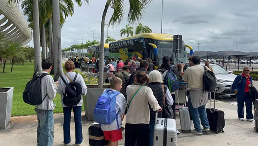 Imagem 1 -  Os passageiros relataram que foram avisados pela companhia aérea Air Europa no fim da manhã que seguiriam até Recife de ônibus para aí então completarem a viagem de avião até Montevidéu. Segundo a Secretaria de Estado da Saúde Pública do Rio Grande do Norte (Sesap), pelo menos 30 passageiros ficaram feridos. Uma parte dos atendidos já foi liberada pela equipe médica, segundo a pasta.