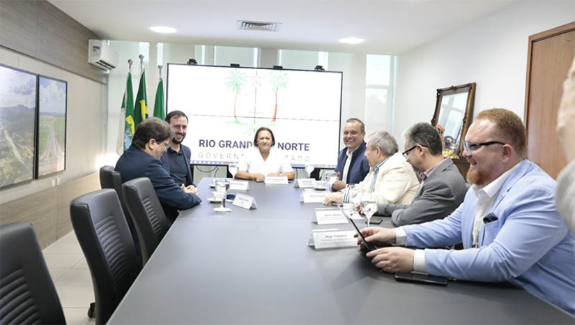 Imagem 1 - Empresa chinesa de máquinas agrícolas poderá abrir uma fábrica no RN. Nesta segunda-feira (01), a governadora Fátima Bezerra se reuniu com o representante brasileiro da Lansu, Luciano Esteves. O interesse em abrir uma fábrica no Estado é fruto de um processo de articulação junto à China, através do Consórcio Nordeste, presidido pela governadora. Segundo o secretário da Sedraf, Alexandre de Oliveira Lima, “além de novos empregos para o RN, a possível instalação da fábrica visa, fundamentalmente, ampliar os níveis de mecanização para a agricultura familiar. Este é o nosso grande objetivo”, disse. Imagem 1 - Empresa chinesa de máquinas agrícolas poderá abrir uma fábrica no RN. Nesta segunda-feira (01), a governadora Fátima Bezerra se reuniu com o representante brasileiro da Lansu, Luciano Esteves. O interesse em abrir uma fábrica no Estado é fruto de um processo de articulação junto à China, através do Consórcio Nordeste, presidido pela governadora. Segundo o secretário da Sedraf, Alexandre de Oliveira Lima, “além de novos empregos para o RN, a possível instalação da fábrica visa, fundamentalmente, ampliar os níveis de mecanização para a agricultura familiar. Este é o nosso grande objetivo”, disse.