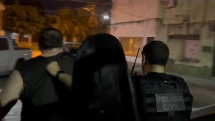 Imagem 1 -  Médico e técnica de enfermagem são presos por crimes relacionados a abuso infantil em Natal. As prisões aconteceram na noite deste domingo (30), em um bairro da zona sul de Natal. Na casa do médico a equipe policial encontrou cinco adolescentes, além de medicamentos, material de higiene feminina, preservativos e exames ginecológicos para apurar doenças sexualmente transmissíveis. Ele foi preso pela prática dos crimes de cena de abuso e nudez infantil. Os policiais ainda constataram que a mãe de uma das vítimas, que é técnica de enfermagem, tinha conhecimento dos atos praticados pelo autuado e consentia a ida da filha à casa do suspeito em troca de favores. Ela foi presa por suspeita dos crimes de favorecimento à prostituição infantil e abandono de incapaz.