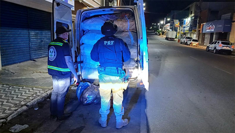 Imagem 1 -  Sefaz e PRF apreendem mais de R$ 2,1 milhões em produtos irregulares no Seridó. A operação de fiscalização foi realizada na região ao longo da semana passada e encerrada nesta segunda-feira (1º). Durante a ação, as equipes autuaram e apreenderam diversos produtos transportados sem comprovação fiscal ou com documentação fiscal irregular. Entre os itens que foram retidos, dezenas de fardos de artigos de confecção, que figuram no rol das mercadorias mais apreendidas pela Fazenda Estadual.