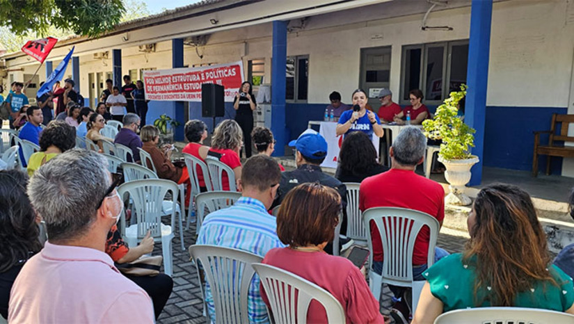 Imagem 1 - A reitora Cicília Maia e o vice-reitor Chico Dantas participaram do ato, acolhendo os representantes do movimento e demonstrando disposição para o diálogo. Além do reajuste salarial, os docentes pleiteiam a melhoria da infraestrutura universitária, ampliação das ações de assistência estudantil, a atualização de adicional de Titulação, reajuste do auxílio saúde e retroativo dos aposentados. Também foram abordadas questões sobre o concurso público com atualização do quadro de vagas, e debater a possibilidade de retomada da Comperve. O movimento reforça a importância do diálogo entre a comunidade acadêmica e a administração da Uern, na busca coletiva e permanente por melhorias para a instituição. Imagem 1 - A reitora Cicília Maia e o vice-reitor Chico Dantas participaram do ato, acolhendo os representantes do movimento e demonstrando disposição para o diálogo. Além do reajuste salarial, os docentes pleiteiam a melhoria da infraestrutura universitária, ampliação das ações de assistência estudantil, a atualização de adicional de Titulação, reajuste do auxílio saúde e retroativo dos aposentados. Também foram abordadas questões sobre o concurso público com atualização do quadro de vagas, e debater a possibilidade de retomada da Comperve. O movimento reforça a importância do diálogo entre a comunidade acadêmica e a administração da Uern, na busca coletiva e permanente por melhorias para a instituição.