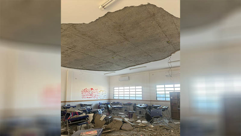 Imagem 1 - Reboco do teto de uma sala de aula da Escola Estadual Frutuoso Gomes desabou. O caso aconteceu na manhã desta terça-feira (2). No momento do desabamento, havia cerca de 20 crianças no local. No entanto, a professora percebeu que o reboco estava ruindo e conseguiu tirar todos os estudantes em segurança. Apenas uma criança ficou ferida, mas sem gravidade. As aulas foram suspensas e a escola foi interditada temporariamente pelo Corpo de Bombeiros, até que a equipe de engenharia possa fazer uma vistoria para avaliar a estrutura e se há riscos de novos desabamentos. Imagem 1 - Reboco do teto de uma sala de aula da Escola Estadual Frutuoso Gomes desabou. O caso aconteceu na manhã desta terça-feira (2). No momento do desabamento, havia cerca de 20 crianças no local. No entanto, a professora percebeu que o reboco estava ruindo e conseguiu tirar todos os estudantes em segurança. Apenas uma criança ficou ferida, mas sem gravidade. As aulas foram suspensas e a escola foi interditada temporariamente pelo Corpo de Bombeiros, até que a equipe de engenharia possa fazer uma vistoria para avaliar a estrutura e se há riscos de novos desabamentos.