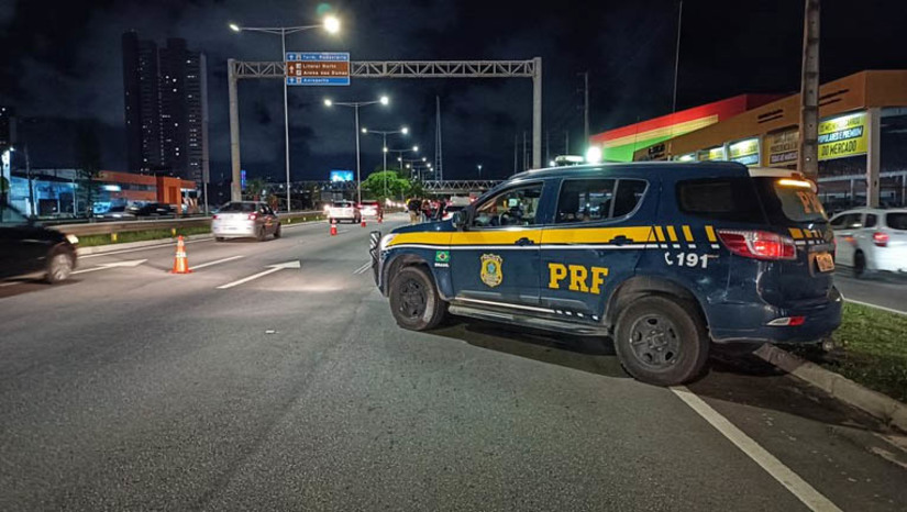 Imagem 1 - PRF registra queda em sinistros de trânsito causados pela ingestão de álcool no RN.No mês de junho deste ano, foram realizados nas rodovias potiguares 265 comandos de alcoolemia, onde 8.752 testes de bafômetro foram realizados. Destes, 277 motoristas foram autuados pela recusa ao teste, e 16 casos em que ficou constatado a ingestão de álcool. Somente no último final de semana (28 a 30), 99 motoristas foram autuados, sendo cinco encaminhados à Polícia Civil. Imagem 1 - PRF registra queda em sinistros de trânsito causados pela ingestão de álcool no RN.No mês de junho deste ano, foram realizados nas rodovias potiguares 265 comandos de alcoolemia, onde 8.752 testes de bafômetro foram realizados. Destes, 277 motoristas foram autuados pela recusa ao teste, e 16 casos em que ficou constatado a ingestão de álcool. Somente no último final de semana (28 a 30), 99 motoristas foram autuados, sendo cinco encaminhados à Polícia Civil.