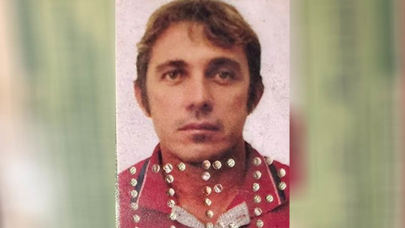 Imagem 1 - Mecânico é morto a tiros enquanto realizava consertos em um sítio na zona rural de Mossoró. O crime aconteceu na noite desta terça-feira (2). Segundo informações do Delegado Renato Oliveira, as informações colhidas no local dão conta que Raul Rosado Bandeira Neto, de 49 anos, estava trabalhando no Sítio Passagem de Oiticica, quando dois homens chegaram ao local chamando pelo nome dele. Quando conseguiram localizá-lo, desferiram vários disparos de arma de fogo contra ele. A polícia civil vai investigar a autoria e motivação do crime. Imagem 1 - Mecânico é morto a tiros enquanto realizava consertos em um sítio na zona rural de Mossoró. O crime aconteceu na noite desta terça-feira (2). Segundo informações do Delegado Renato Oliveira, as informações colhidas no local dão conta que Raul Rosado Bandeira Neto, de 49 anos, estava trabalhando no Sítio Passagem de Oiticica, quando dois homens chegaram ao local chamando pelo nome dele. Quando conseguiram localizá-lo, desferiram vários disparos de arma de fogo contra ele. A polícia civil vai investigar a autoria e motivação do crime.