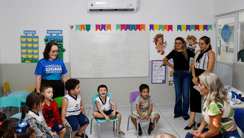 Imagem 1 - UEI Adalgiza Fernandes Moreira passa a funcionar em novo prédio no Nova Betânia. A unidade escolar possui 150 crianças de 2 a 5 anos matriculadas. O novo prédio está instalado na rua Sebastião Dias, onde funcionou uma creche privada. A estrutura possui 11 salas de aula, com disponibilidade para ampliação de salas em 2025, 3 banheiros, sala para o Atendimento Educacional Especializado (AEE), refeitório, supervisão, secretaria, direção, cozinha, quadra, piscina, área de serviço e três saídas de emergência. A UEI já está climatizada e dentro das normas de acessibilidade. Imagem 1 - UEI Adalgiza Fernandes Moreira passa a funcionar em novo prédio no Nova Betânia. A unidade escolar possui 150 crianças de 2 a 5 anos matriculadas. O novo prédio está instalado na rua Sebastião Dias, onde funcionou uma creche privada. A estrutura possui 11 salas de aula, com disponibilidade para ampliação de salas em 2025, 3 banheiros, sala para o Atendimento Educacional Especializado (AEE), refeitório, supervisão, secretaria, direção, cozinha, quadra, piscina, área de serviço e três saídas de emergência. A UEI já está climatizada e dentro das normas de acessibilidade.