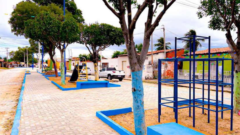 Imagem 1 - A obra atende reivindicação antiga dos moradores daquela região. Além da reforma da praça, também recebeu revitalização o canteiro central da Rua da Guia, no bairro Pintos. De acordo com a Secretaria Municipal de Infraestrutura, a reforma do equipamento contempla passeio em piso intertravado, instalação de academia da terceira idade, playground, iluminação em LED, bancos em concreto e paisagismo. Com 604,07 m² de área construída, a estrutura também contará com acessibilidade. O evento de reinauguração será às 17h30. Imagem 1 - A obra atende reivindicação antiga dos moradores daquela região. Além da reforma da praça, também recebeu revitalização o canteiro central da Rua da Guia, no bairro Pintos. De acordo com a Secretaria Municipal de Infraestrutura, a reforma do equipamento contempla passeio em piso intertravado, instalação de academia da terceira idade, playground, iluminação em LED, bancos em concreto e paisagismo. Com 604,07 m² de área construída, a estrutura também contará com acessibilidade. O evento de reinauguração será às 17h30.