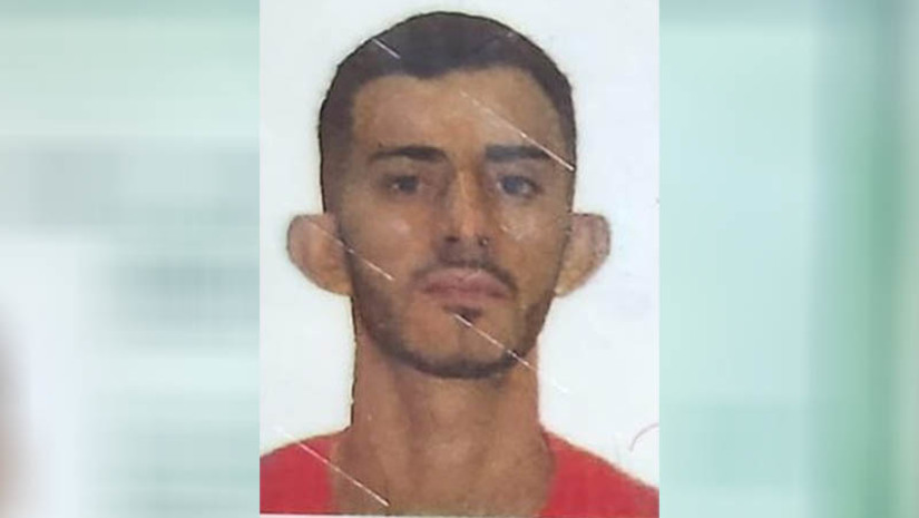Imagem 1 - Jovem de 27 anos é morto a tiros em uma praça da cidade de Assú. O crime aconteceu no final da noite desta quarta-feira (3). A vítima foi identificada como Savio Geneddy Fonsêca de Araujo, de 27 anos. Ele estaria sentado em uma praça, localizada no município, quando foi alvejado com disparos de munição calibre 9mm. No local, prevaleceu a lei do silêncio. Ninguém quis comentar sobre o caso. A polícia civil vai investigar mais esse crime. Imagem 1 - Jovem de 27 anos é morto a tiros em uma praça da cidade de Assú. O crime aconteceu no final da noite desta quarta-feira (3). A vítima foi identificada como Savio Geneddy Fonsêca de Araujo, de 27 anos. Ele estaria sentado em uma praça, localizada no município, quando foi alvejado com disparos de munição calibre 9mm. No local, prevaleceu a lei do silêncio. Ninguém quis comentar sobre o caso. A polícia civil vai investigar mais esse crime.