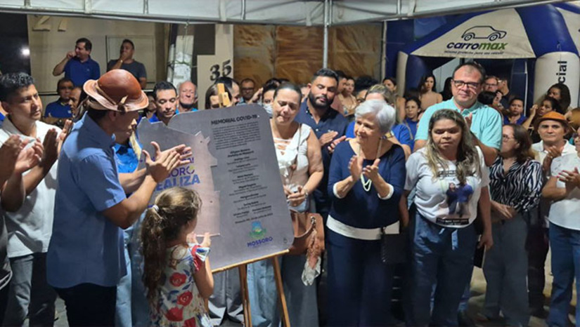 Imagem 1 - “Aqui é um momento para homenagear além das pessoas que foram, os familiares e os nossos servidores da saúde que tiveram aqui um papel ímpar, determinante para que a gente pudesse conseguir salvar tantas vidas”, diz o prefeito Allyson Bezerra Imagem 1 - “Aqui é um momento para homenagear além das pessoas que foram, os familiares e os nossos servidores da saúde que tiveram aqui um papel ímpar, determinante para que a gente pudesse conseguir salvar tantas vidas”, diz o prefeito Allyson Bezerra