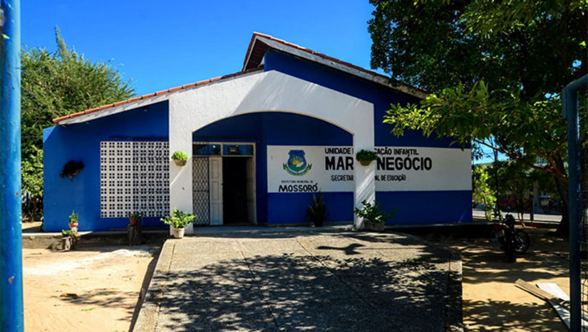 Imagem 1 -  A UEI Mário Negócio, localizada no bairro Abolição I conta agora com novas salas de aula e poderá atender até 150 alunos. Ao todo, até o fim do ano, em toda a rede, a Secretaria Municipal de Educação (SME) estima que sejam aproximadamente 1.500 novas vagas nas zonas urbana e rural do município. UEI Mário Negócio passa a contar com 5 salas de aulas. São duas novas construídas para atender crianças de seis meses a três anos de idade. O investimento na construção das salas foi viabilizado por meio dos programas “Mossoró Realiza” e “Mossoró Cidade Educação”.