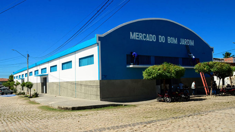 Imagem 1 -  As obras que estavam paralisadas foram retomadas pela Prefeitura de Mossoró e após meses de intensos trabalhos, a revitalização, que marca uma nova fase do Mercado Público Antônio Ferreira de Sousa (Mercado do Bom Jardim), representa também melhorias significativas, tanto para os comerciantes quanto para a população. Com as novas instalações, o mercado está pronto para receber os mossoroenses e visitantes dos mais diversos lugares, ofertando um espaço ainda mais confortável para todos. “A gente sofreu muito aqui, ninguém nunca olhou para a gente, nunca reparou, então assim, hoje eu agradeço a Deus e a Prefeitura, que fez essa benfeitoria para a gente, graças a Deus, está tudo muito bom”, disse Maria Francinete, comerciante do Mercado há 50 anos.