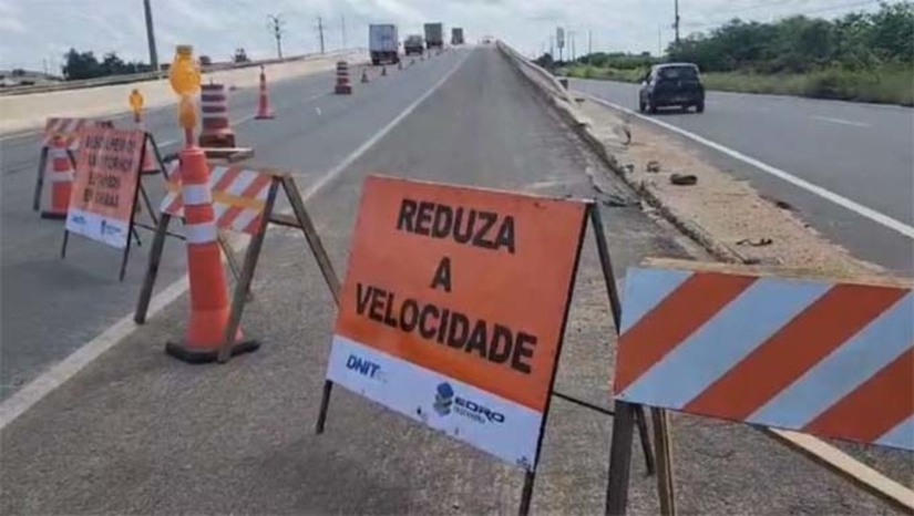 Imagem 1 - De acordo com o Nacional de Infraestrutura de Transportes (DNIT) , os bloqueios são necessários para a realização de intervenções nos viadutos dos bairros Abolição e Nova Betânia. No km 36,10 (Abolição), a interdição ocorre para quem trafega no sentido Mossoró-Fortaleza, e deseja fazer o retorno por baixo do viaduto. Os usuários devem seguir pela BR-304/RN até o próximo retorno (a 1 km de distância), próximo ao Hotel Thermas. Já no km 37,65 (Nova Betânia), a interdição será para quem trafega no sentido Fortaleza-Mossoró, e deseja fazer o retorno por baixo do viaduto. Os veículos devem seguir pela BR-304/RN até o próximo retorno (a 1,2 km de distância), próximo à Rodoviária de Mossoró. Imagem 1 - De acordo com o Nacional de Infraestrutura de Transportes (DNIT) , os bloqueios são necessários para a realização de intervenções nos viadutos dos bairros Abolição e Nova Betânia. No km 36,10 (Abolição), a interdição ocorre para quem trafega no sentido Mossoró-Fortaleza, e deseja fazer o retorno por baixo do viaduto. Os usuários devem seguir pela BR-304/RN até o próximo retorno (a 1 km de distância), próximo ao Hotel Thermas. Já no km 37,65 (Nova Betânia), a interdição será para quem trafega no sentido Fortaleza-Mossoró, e deseja fazer o retorno por baixo do viaduto. Os veículos devem seguir pela BR-304/RN até o próximo retorno (a 1,2 km de distância), próximo à Rodoviária de Mossoró.