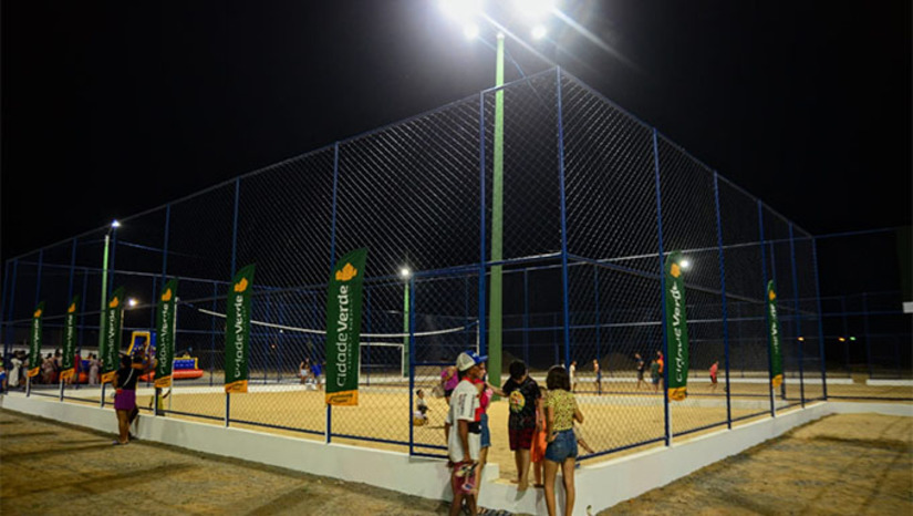 Imagem 1 -  O novo equipamento no Santa Delmira proporcionará uma série de benefícios à comunidade, como mais qualidade de vida, saúde, bem-estar, convívio social e incentivo ao esporte. No Residencial Cidade Verde, a reforma aconteceu em parceria com a empresa CasaNova Construções. O equipamento denominado Praça Edith Rodrigues da Costa vem para atender a população com uma série de benefícios. “É um equipamento entregue para o município a partir de hoje, dentro do empreendimento 'Cidade Verde'. A gente tem muita gratidão pelo apoio, pelo incentivo. É isso que a gente precisa do poder público", explanou Marcelo Conrado, empresário da CasaNova Construções.