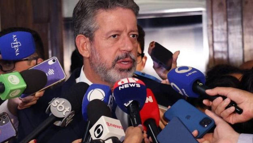 Imagem 1 - Regulamentação da reforma tributária será votada a partir desta quarta-feira, 10. A informação foi confirmada pelo presidente da Câmara dos Deputados, Arthur Lira. O grupo de trabalho que debateu as regras gerais de operação dos tributos criados sobre o consumo, que vão substituir PIS, Cofins, IPI, ICMS e ISS após um período de transição (2026 a 2033), apresentou o parecer na semana passada. Com isso, Lira espera que as bancadas possam se reunir e discutir o texto. Imagem 1 - Regulamentação da reforma tributária será votada a partir desta quarta-feira, 10. A informação foi confirmada pelo presidente da Câmara dos Deputados, Arthur Lira. O grupo de trabalho que debateu as regras gerais de operação dos tributos criados sobre o consumo, que vão substituir PIS, Cofins, IPI, ICMS e ISS após um período de transição (2026 a 2033), apresentou o parecer na semana passada. Com isso, Lira espera que as bancadas possam se reunir e discutir o texto.