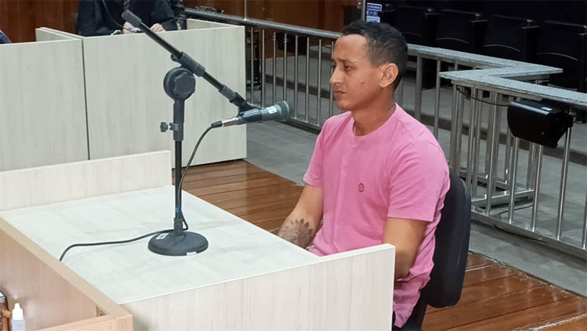 Imagem 1 - Réu é condenado a pena de 16 anos é 6 meses por homicídio ocorrido em Mossoró. Maycon Jhon Fernandes Silva, de 28 anos, foi à júri popular na manhã desta terça-feira (9), no Fórum Municipal Desembargador Silveira Martins. Ele foi considerado culpado pelo homicídio de Roberto Duarte da Silva, ocorrido no dia 11 de junho de 2023, no bairro Bom Jesus, em Mossoró. Também ainda será julgado, em data a ser marcada pela justiça, Roberto Cosme Vitorino, que teria participado do homicídio juntamente com Maycon. Imagem 1 - Réu é condenado a pena de 16 anos é 6 meses por homicídio ocorrido em Mossoró. Maycon Jhon Fernandes Silva, de 28 anos, foi à júri popular na manhã desta terça-feira (9), no Fórum Municipal Desembargador Silveira Martins. Ele foi considerado culpado pelo homicídio de Roberto Duarte da Silva, ocorrido no dia 11 de junho de 2023, no bairro Bom Jesus, em Mossoró. Também ainda será julgado, em data a ser marcada pela justiça, Roberto Cosme Vitorino, que teria participado do homicídio juntamente com Maycon.