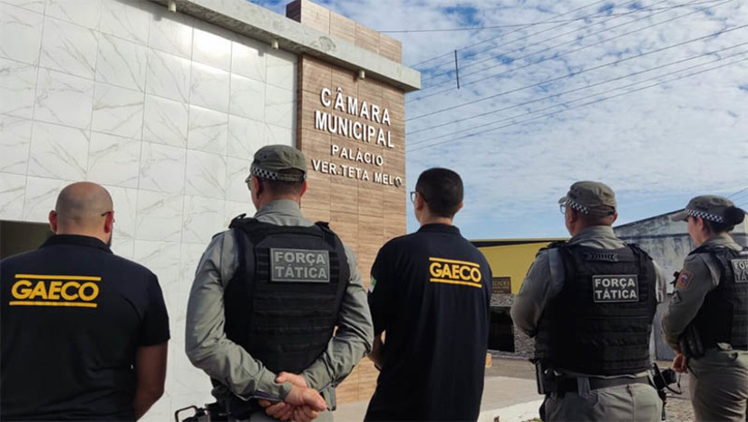 Imagem 1 - Grupo investigado pelo MPRN teria desviado R$ 2 milhões da Prefeitura de Severiano Melo. O Ministério Público do Rio Grande do Norte (MPRN) deflagrou nesta quarta-feira (10) a operação Desvio, com o objetivo de apurar um suposto esquema de desvio de recursos públicos na Prefeitura de Severiano Melo, ocorrido entre os anos de 2013 e 2020. A operação cumpriu 18 mandados de busca e apreensão nas cidades de Severiano Melo, Mossoró, Pau dos Ferros, Martins, Francisco Dantas e Taboleiro Grande. Os desvios apurados se deram na Secretaria de Finanças e teriam sido encabeçados pelo ex-prefeito e pelo ex-secretário municipal responsável pela pasta. Imagem 1 - Grupo investigado pelo MPRN teria desviado R$ 2 milhões da Prefeitura de Severiano Melo. O Ministério Público do Rio Grande do Norte (MPRN) deflagrou nesta quarta-feira (10) a operação Desvio, com o objetivo de apurar um suposto esquema de desvio de recursos públicos na Prefeitura de Severiano Melo, ocorrido entre os anos de 2013 e 2020. A operação cumpriu 18 mandados de busca e apreensão nas cidades de Severiano Melo, Mossoró, Pau dos Ferros, Martins, Francisco Dantas e Taboleiro Grande. Os desvios apurados se deram na Secretaria de Finanças e teriam sido encabeçados pelo ex-prefeito e pelo ex-secretário municipal responsável pela pasta.