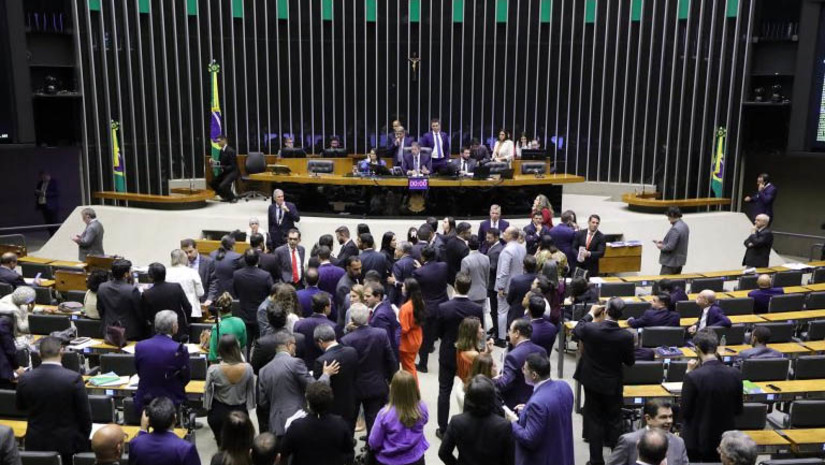 Imagem 1 -  PL que altera pontos da reforma do ensino médio é aprovado na Câmara. O texto aprovado é um substitutivo do relator, deputado Mendonça Filho (União-PE) para o Projeto de Lei 5230/23, do Poder Executivo. O substitutivo mantém o aumento da carga horária da formação geral básica previsto no projeto original, de 1.800 para 2.400 horas (somados os três anos do ensino médio) para alunos que não optarem pelo ensino técnico. A carga horária total do ensino médio continua a ser de 3.000 horas nos três anos (5 horas em cada um dos 200 dias letivos anuais). A proposta será enviada à sanção presidencial.
