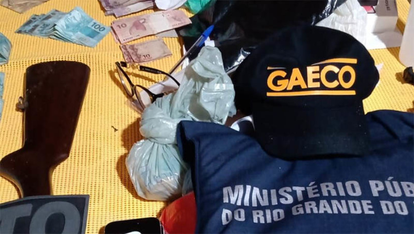 Imagem 1 -  Ex-prefeito de Severiano Melo diz que foi pego de surpresa por investigação do MPRN. Na quarta-feira (10), o Ministério Público do Rio Grande do Norte deflagrou uma operação para apurar um suposto esquema que teria resultado no desvio de R$ 2 milhões dos cofres municipais. O crime teria acontecido entre os anos de 2013 e 2020, na gestão do então prefeito Dr. Dagoberto Bessa. Em nota, o ex-gestor afirmou ter sido pego de surpresa pela investigação, mas que recebeu os agentes de forma tranquila e entregou tudo que lhe foi solicitado. “Acreditamos em Deus e na justiça, e na certeza que logo todos os fatos serão esclarecidos”, disse.
