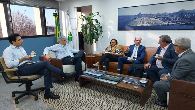 Imagem 1 -  Fátima discute com presidente da Infraero atualizações das atividades no aeroporto de Mossoró. Na reunião, realizada nesta quarta-feira (10), a governadora do RN também tratou do prosseguimento das tratativas para a transferência da outorga dos aeródromos de Caicó e de Pau dos Ferros. No Aeroporto Dix-sept Rosado, em Mossoró, estão sendo realizadas diversas obras de adequação, objetivando a ampliação da capacidade de transporte e de logística. As obras foram iniciadas em abril deste ano, totalizando a aplicação de recursos da ordem de quase R$ 40 milhões, sob responsabilidade de execução pela Infraero, para quem o Governo do Estado transferiu a outorga de gestão e operação em setembro de 2023.