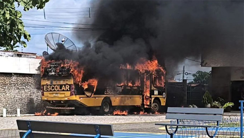Imagem 1 -   Após o incêndio, foi instaurado um inquérito policial para identificar a procedência das chamas. Segundo testemunhas, um adolescente foi visto nas proximidades da escola pouco antes do incêndio começar. No decorrer do termo de declaração, o jovem alegou que o incêndio foi acidental. Contudo, a versão foi considerada inconsistente em face das evidências coletadas. Após a análise dos destroços do veículo, a perícia técnica do ITEP concluiu que o incêndio foi provocado intencionalmente. Diante das evidências, um Boletim de Ocorrência Circunstanciado (BOC) foi lavrado e o adolescente foi encaminhado ao Ministério Público para a devida responsabilização por cometer ato infracional análogo a incêndio e dano.
