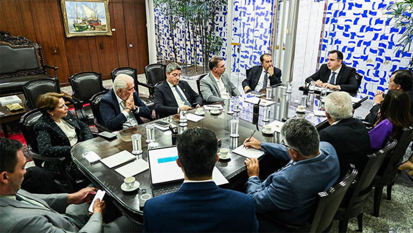 Imagem 1 -  Líderes querem mais tempo para discutir e analisar PL que regulamenta a reforma tributária no Senado. A Câmara dos Deputados concluiu a votação da proposta (PLP 68/2024) nesta quarta-feira (10). A tramitação em regime de urgência, pedida pelo presidente Luiz Inácio Lula da Silva, estabelece a cada uma das Casas do Congresso o prazo de 45 dias para a deliberação do texto, sob pena de trancamento da pauta. Nesta quinta-feira (11), líderes partidários do Senado defenderam retirar a urgência do projeto.