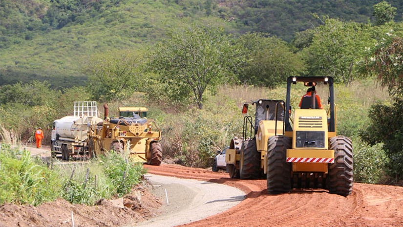 Imagem 1 -  Recuperação da RN-177 já está com 30% das obras concluídas. A rodovia fica localizada entre os municípios de Pau dos Ferros e São Miguel, no alto Oeste potiguar. Com o avanço das obras, já são mais de 12km em fase de compactação e ajustes que variam em alguns pontos mais críticos, e grande parte já com a aposição do Concreto Betuminoso Usinado a Quente (CBUQ) como as zonas urbanas das cidades cortadas pela rodovia, exemplo do município de Encanto.