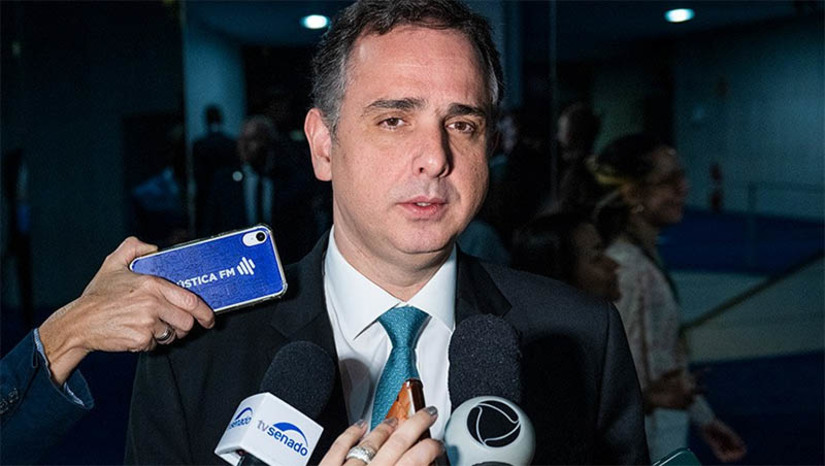 Imagem 1 -  Pacheco diz que usar a Abin para espionar e perseguir parlamentares é ato criminoso. Em nota, o presidente do Senado condenou o uso político da Agência Brasileira de Inteligência (Abin) pelo governo do ex-presidente Jair Bolsonaro e disse que esta atitude “fragiliza não somente a instituição, mas a democracia e a soberania do país". Nesta quinta-feira (11) , o ministro do STF Alexandre de Moraes retirou o sigilo da mais recente fase da Operação Última Milha, da Polícia Federal, que investiga desde 2023 o possível uso ilegal de sistemas da Abin para monitorar autoridades e desafetos políticos do governo Bolsonaro. Segundo a PF, a agência teria espionado ministros do Supremo, senadores e o presidente da Câmara dos Deputados, Arthur Lira.