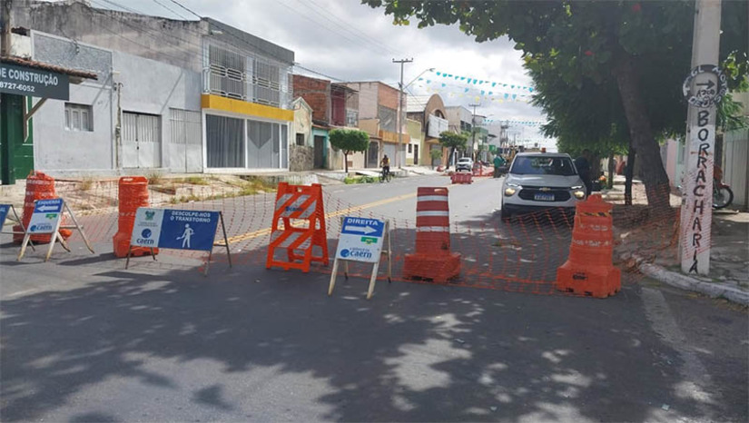 Imagem 1 - Caern interdita trecho da Av. Alberto Maranhão para serviço em rede de esgoto. A interdição se deu entre a avenida Delfim Moreira e a rua Afonso Pena, no bairro Bom Jardim. Os condutores que transitam pelo local devem procurar vias alternativas. Segundo a Caern, a obra é para reparo da rede de esgoto de grande diâmetro que apresentou rompimento da tubulação, causado por sobrecarga de água de chuva canalizada indevidamente pela população para o equipamento. Os trabalhos deverão se estender pelos próximos 15 dias. Imagem 1 - Caern interdita trecho da Av. Alberto Maranhão para serviço em rede de esgoto. A interdição se deu entre a avenida Delfim Moreira e a rua Afonso Pena, no bairro Bom Jardim. Os condutores que transitam pelo local devem procurar vias alternativas. Segundo a Caern, a obra é para reparo da rede de esgoto de grande diâmetro que apresentou rompimento da tubulação, causado por sobrecarga de água de chuva canalizada indevidamente pela população para o equipamento. Os trabalhos deverão se estender pelos próximos 15 dias.