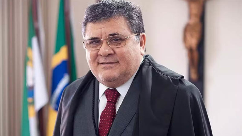 Imagem 1 -  Morre aos 64 anos o desembargador do TJRN Virgílio Fernandes de Macêdo Júnior. De acordo com nota emitida pelo Tribunal, o desembargador morreu neste domingo (14), em decorrência de uma pneumonia. Atualmente, Virgílio atuava na 2ª Câmara Cível, na Seção Cível e no Tribunal Pleno, além de ser o coordenador estadual dos Juizados Especiais do Rio Grande do Norte para o biênio 2023-2024, assim como presidente da Turma Recursal de Uniformização de Jurisprudência dos Juizados Especiais. Também em nota, o Governo do RN lamentou o falecimento e decretou luto de três dias. 