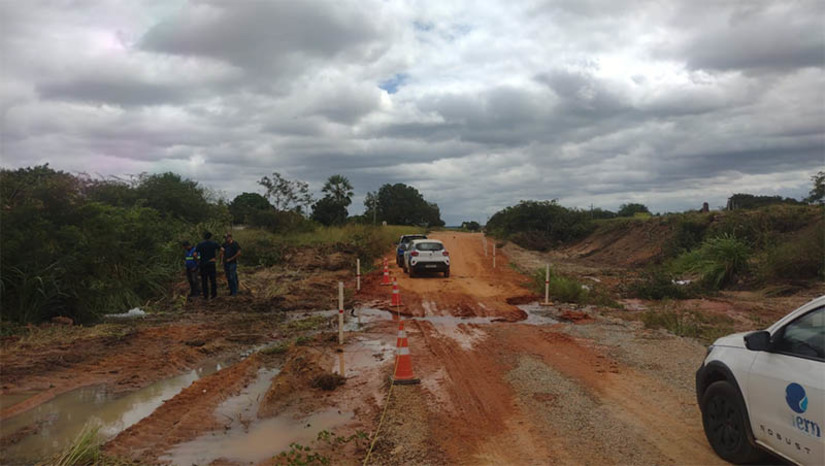 Imagem 1 - Caern prorroga serviço em tubulação de adutora e adia religamento do sistema para Mossoró. A nova previsão de religamento para a cidade é nesta terça-feira (16). A Caern informou que a equipe encontrou dificuldades no local como área encharcada na zona rural de Assú, além do difícil acesso para passagem de veículos e equipamentos. No sábado (13), a adutora foi danificada por obra executada por uma empresa de energia eólica. A adutora Jerônimo Rosado, onde o serviço está sendo realizado, é responsável por parte do abastecimento de Mossoró e a suspensão do abastecimento afeta cerca de 20 bairros do município. Imagem 1 - Caern prorroga serviço em tubulação de adutora e adia religamento do sistema para Mossoró. A nova previsão de religamento para a cidade é nesta terça-feira (16). A Caern informou que a equipe encontrou dificuldades no local como área encharcada na zona rural de Assú, além do difícil acesso para passagem de veículos e equipamentos. No sábado (13), a adutora foi danificada por obra executada por uma empresa de energia eólica. A adutora Jerônimo Rosado, onde o serviço está sendo realizado, é responsável por parte do abastecimento de Mossoró e a suspensão do abastecimento afeta cerca de 20 bairros do município.