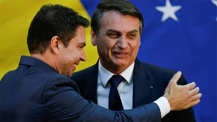 Imagem 1 - Ramagem diz que Bolsonaro sabia da gravação da conversa que consta em investigação da PF. Nesta segunda-feira (15) o ministro Alexandre de Moraes, do Supremo Tribunal Federal (STF), retirou o sigilo do áudio, que foi apreendido no celular do deputado federal Alexandre Ramagem (PL-RJ) , ex-diretor da Agência Brasileira de Inteligência (Abin) durante o governo Bolsonaro, em uma das fases da investigação sobre atuação ilegal da da agência, chamada "Abin Paralela". Na gravação, Ramagem, Bolsonaro e o ex-ministro do GSI, Augusto Heleno, conversam com duas advogadas do senador Flávio Bolsonaro (PL-RJ), buscando medidas para tentar anular a investigação contra o parlamentar, investigado por "rachadinha". Imagem 1 - Ramagem diz que Bolsonaro sabia da gravação da conversa que consta em investigação da PF. Nesta segunda-feira (15) o ministro Alexandre de Moraes, do Supremo Tribunal Federal (STF), retirou o sigilo do áudio, que foi apreendido no celular do deputado federal Alexandre Ramagem (PL-RJ) , ex-diretor da Agência Brasileira de Inteligência (Abin) durante o governo Bolsonaro, em uma das fases da investigação sobre atuação ilegal da da agência, chamada "Abin Paralela". Na gravação, Ramagem, Bolsonaro e o ex-ministro do GSI, Augusto Heleno, conversam com duas advogadas do senador Flávio Bolsonaro (PL-RJ), buscando medidas para tentar anular a investigação contra o parlamentar, investigado por "rachadinha".
