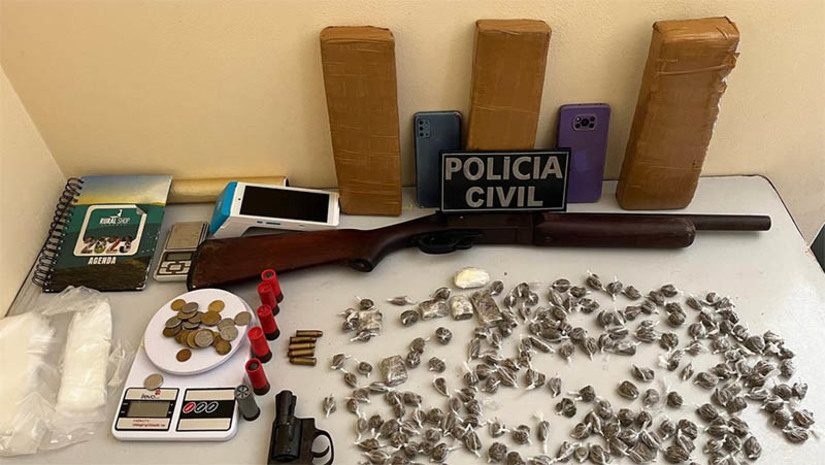 Imagem 1 -  Suspeito de homicídio ocorrido em junho é preso pela Polícia Civil em Areia Branca. A prisão aconteceu nesta terça-feira (16). Contra o suspeito, havia mandados de prisão e um de busca e apreensão em aberto. O crime aconteceu no dia 28 de junho de 2024 , no bairro Navegantes, no mesmo município, e vitimou Francisco Xavier da Rocha. Na casa do suspeito, os policiais também apreenderam duas armas de fogo, uma delas utilizada no homicídio, além de maconha embalada para venda e outros apetrechos para o tráfico de drogas.