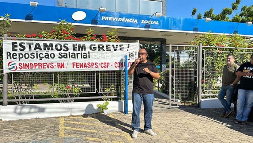 Imagem 1 -  Em Mossoró, os servidores realizaram um ato público esta manhã desta terça- feira (16) em frente a Agência do bairro Aeroporto. A decisão pela greve foi tomada durante uma assembleia extraordinária convocada pelo Sindprevs-RN no último final de semana. A paralisação ratifica a posição da plenária nacional da FENASPS, federação que representa a categoria. Na Agência de Mossoró todos os serviços serão paralisados, exceto a perícia médica agendada e remarcação de avaliação social que irão funcionar normalmente, os demais serviços estarão suspensos.