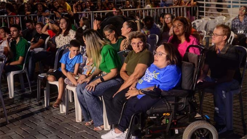 Imagem 1 -   A partir desta terça-feira (16), o formulário de inscrições para as Pessoas com Deficiência (PcD) que queiram participar do “Font da Inclusão” no evento Mossoró Sal & Luz já está sendo disponibilizado. Serão 70 vagas por noite, totalizando 280 vagas nos quatro dias de evento. Cada participante pode escolher um dia do evento e todos têm direito a acompanhante. O “Mossoró Sal & Luz”, festival gospel chega a sua terceira edição e será realizada de 17 a 20 de julho, na Estação das Artes Elizeu Ventania e também no Teatro Municipal Dix-huit Rosado, onde será instalada a “Arena Sal & Luz”, uma das novidades deste ano.
