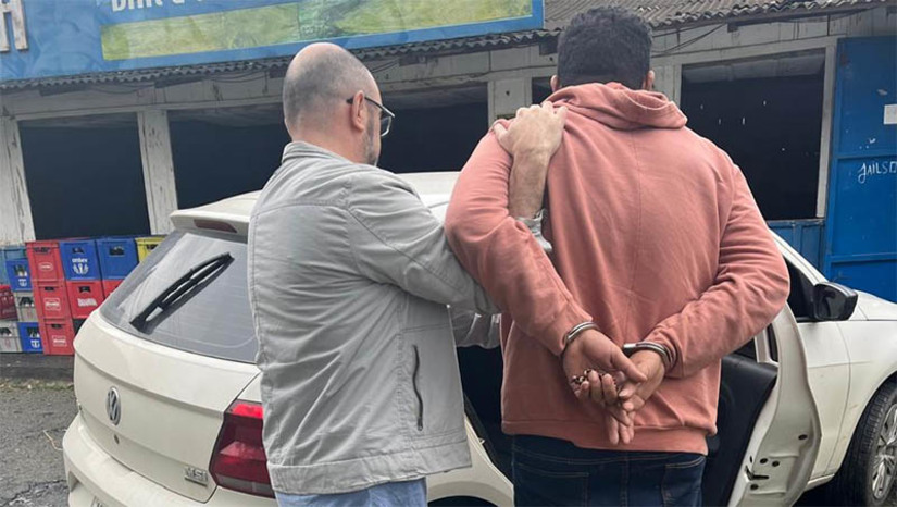 Imagem 1 -  Condenado por estupro contra adolescentes em Luís Gomes é preso em Blumenau/SC. Os crimes foram praticados contra duas adolescentes, em agosto de 2022. De acordo com o delegado Ruan Gabriel, o criminoso foi condenado a uma pena de 16 anos de prisão pelo crime de estupro de vulnerável, mas encontrava-se foragido. Ele foi localizado pela equipe da delegacia de Luís Gomes, na cidade de Blumenau, em Santa Catarina, onde o mandado de prisão definitiva foi cumprido pela polícia civil local, nesta terça-feira (16).