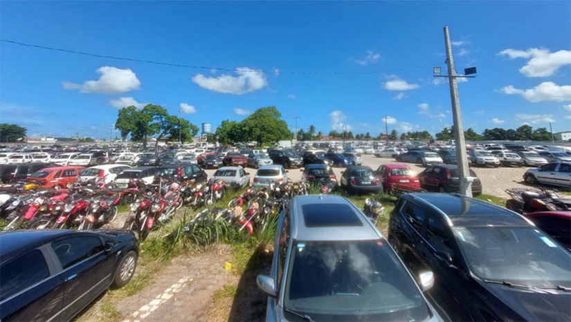 Imagem 1 - Detran realizará leilão virtual com 209 lotes de veículos apreendidos no RN. O leilão, exclusivamente na modalidade online, acontecerá a partir das 10h da próxima terça-feira (23). Para participar os interessados devem acessar o site da Lance Certo, realizar o cadastro com antecedência de 72h e ofertar seus lances via internet, acompanhando os lances de terceiros. As visitas aos itens estarão liberadas na sexta (19) e segunda (22), das 8h às 16h, nos Pátios Credenciados ao Detran, em Mossoró, Caicó e São Gonçalo do Amarante. Imagem 1 - Detran realizará leilão virtual com 209 lotes de veículos apreendidos no RN. O leilão, exclusivamente na modalidade online, acontecerá a partir das 10h da próxima terça-feira (23). Para participar os interessados devem acessar o site da Lance Certo, realizar o cadastro com antecedência de 72h e ofertar seus lances via internet, acompanhando os lances de terceiros. As visitas aos itens estarão liberadas na sexta (19) e segunda (22), das 8h às 16h, nos Pátios Credenciados ao Detran, em Mossoró, Caicó e São Gonçalo do Amarante.