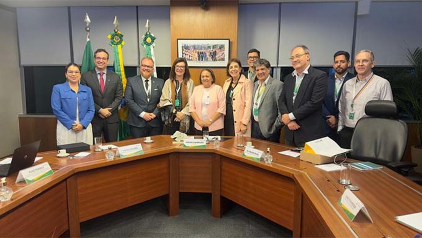 Imagem 1 - Em reunião com a presidente da Petrobras, Magda Chambriard, no Rio de Janeiro, a Governadora Fátima Bezerra e tratou sobre o desenvolvimento de estudos relacionados à produção de energia eólica no mar e o Porto-Indústria Verde. A Diretoria da Petrobras demonstrou interesse em continuar avançando nos estudos técnicos e econômicos para viabilizar a exploração na faixa equatorial, localizada na porção do Rio Grande do Norte. Estudos da Confederação Nacional da Indústria (CNI) estimam que as atividades de exploração de petróleo, incluindo a Margem Equatorial, têm potencial para gerar mais de 54 mil empregos no RN elevando a participação da Indústria no PIB – Produto Interno Bruto – potiguar. Imagem 1 - Em reunião com a presidente da Petrobras, Magda Chambriard, no Rio de Janeiro, a Governadora Fátima Bezerra e tratou sobre o desenvolvimento de estudos relacionados à produção de energia eólica no mar e o Porto-Indústria Verde. A Diretoria da Petrobras demonstrou interesse em continuar avançando nos estudos técnicos e econômicos para viabilizar a exploração na faixa equatorial, localizada na porção do Rio Grande do Norte. Estudos da Confederação Nacional da Indústria (CNI) estimam que as atividades de exploração de petróleo, incluindo a Margem Equatorial, têm potencial para gerar mais de 54 mil empregos no RN elevando a participação da Indústria no PIB – Produto Interno Bruto – potiguar.