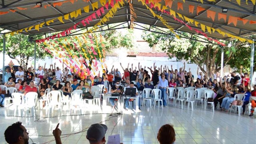 Imagem 1 -  Em votação, com participação de professoras nos cinco campi da UERN ficou definido , com 134 votos favoráveis, 18 contrários e 8 abstenções o apoio às proposições da reitoria que prevê a política de valorização salarial para as categorias entre 2025 e 2029. De acordo com a proposta, no ano de 2025 o reajuste será de 12%, em 2026 o percentual será de 8%, em 2027, 2028 e 2029 o reajuste será de 9% totalizando 47%. A reitora, no entanto, deixou em destaque que os anos de 27, 28 e 29 dependerão da repactuação dos percentuais repassados pelo Governo do Estado à UERN.