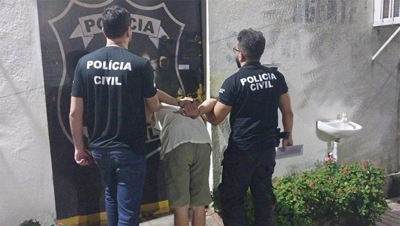 Imagem 1 - O crime aconteceu no dia 26 de junho de 2024. Na ocasião, um bebê de sete meses também foi atingido na perna e uma mulher foi ferida no pé. O suspeito, um homem de 24 anos, foi localizado no município de Portalegre. De acordo com informações do delegado Túlio Sávio, contra ele havia um mandado de prisão preventiva por crimes de homicídio simples, homicídio qualificado e lesão corporal. A prisão foi efetuada pela equipe da delegacia de Apodi, com o apoio da polícia civil de Portalegre. Imagem 1 - O crime aconteceu no dia 26 de junho de 2024. Na ocasião, um bebê de sete meses também foi atingido na perna e uma mulher foi ferida no pé. O suspeito, um homem de 24 anos, foi localizado no município de Portalegre. De acordo com informações do delegado Túlio Sávio, contra ele havia um mandado de prisão preventiva por crimes de homicídio simples, homicídio qualificado e lesão corporal. A prisão foi efetuada pela equipe da delegacia de Apodi, com o apoio da polícia civil de Portalegre.