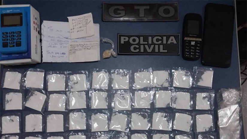 Imagem 1 - Polícia encontra drogas e itens usados para tráfico na casa de um suspeito de homicídio em Rodolfo Fernandes. O material ilícito foi localizado durante o cumprimento de um mandado de busca e apreensão, realizado pela equipe da polícia civil de Apodi, com apoio do GTO da polícia militar, na residência de homem suspeito da prática do crime de homicídio, no município de Rodolfo Fernandes. No local, foram apreendidos 50 porções de cocaína, "crack", sacos plásticos utilizados para embalar entorpecentes, máquinas de cartão, aparelhos celulares, uma motocicleta e uma placa de moto avulsa. O suspeito não foi localizado. Imagem 1 - Polícia encontra drogas e itens usados para tráfico na casa de um suspeito de homicídio em Rodolfo Fernandes. O material ilícito foi localizado durante o cumprimento de um mandado de busca e apreensão, realizado pela equipe da polícia civil de Apodi, com apoio do GTO da polícia militar, na residência de homem suspeito da prática do crime de homicídio, no município de Rodolfo Fernandes. No local, foram apreendidos 50 porções de cocaína, "crack", sacos plásticos utilizados para embalar entorpecentes, máquinas de cartão, aparelhos celulares, uma motocicleta e uma placa de moto avulsa. O suspeito não foi localizado.