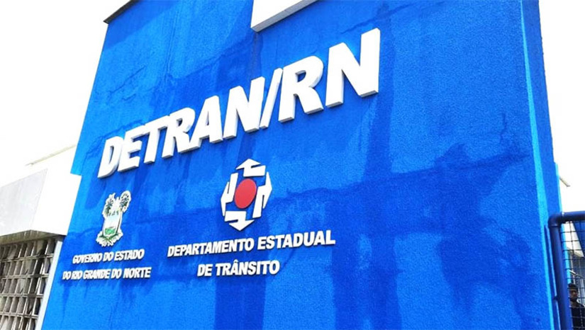 Imagem 1 - Detran notifica 91 condutores do RN que podem ter o direito de dirigir suspenso. A notificação foi feita por meio do Diário Oficial do Estado (DOE) publicado nesta quinta-feira (18). A suspensão pode se dar devido ao cometimento de infração específica de trânsito que gera esse tipo de punibilidade. Os condutores têm até o dia 17 de agosto para apresentar recurso contrário à penalidade junto à Junta Administrativa de Recurso de Infração (Jari). De acordo com o Detran, a notificação via DOE se fez necessária devido às várias tentativas de deixar o condutor ciente do fato por meio de remessa postal não alcançarem sucesso. Imagem 1 - Detran notifica 91 condutores do RN que podem ter o direito de dirigir suspenso. A notificação foi feita por meio do Diário Oficial do Estado (DOE) publicado nesta quinta-feira (18). A suspensão pode se dar devido ao cometimento de infração específica de trânsito que gera esse tipo de punibilidade. Os condutores têm até o dia 17 de agosto para apresentar recurso contrário à penalidade junto à Junta Administrativa de Recurso de Infração (Jari). De acordo com o Detran, a notificação via DOE se fez necessária devido às várias tentativas de deixar o condutor ciente do fato por meio de remessa postal não alcançarem sucesso.