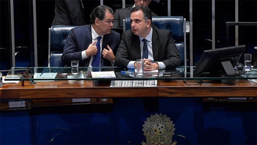 Imagem 1 -  Reforma Tributária: Senado começa a analisar projeto de regulamentação em agosto. O Projeto de Lei Complementar (PLP) 68/2024 estabelece as regras de como vai ficar a unificação dos tributos sobre o consumo, os casos de diminuição da incidência tributária e normas para a devolução do valor pago, conhecido como cashback. A regulamentação é uma exigência da Emenda Constitucional 132, promulgada em dezembro, que estipulou a substituição de cinco tributos (ICMS, ISS, IPI, PIS e Cofins) por três: o Imposto sobre Bens e Serviços (IBS), a Contribuição sobre Bens e Serviços (CBS) e o Imposto Seletivo. O objetivo é simplificar e modernizar o sistema tributário brasileiro, após décadas de tentativas no Congresso sem êxito.