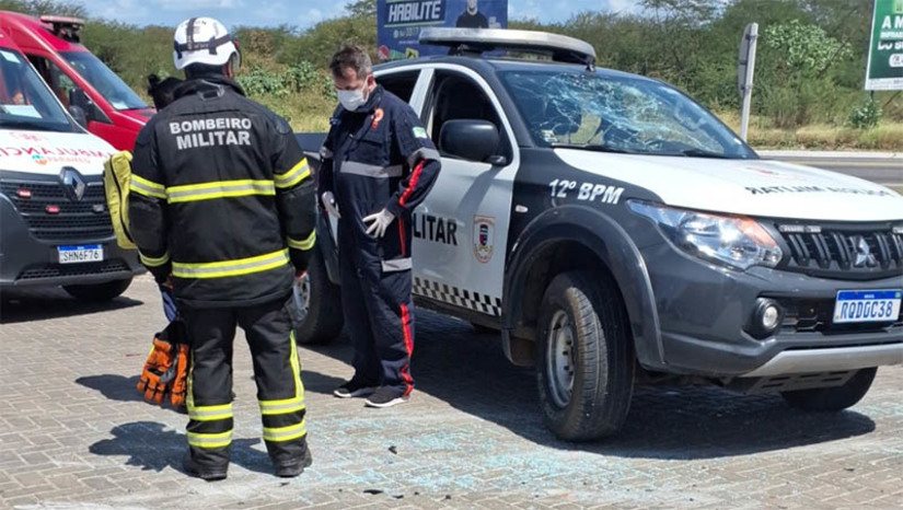 Imagem 1 -  Viatura da PM tomba durante perseguição na BR-110, em Mossoró; policiais estão bem. O caso aconteceu na manhã desta segunda-feira (22). Após presenciar um assalto no Bosque dos Pássaros, um policial de folga iniciou uma perseguição ao suspeito. Ele acionou uma viatura do 12º Batalhão de Polícia Militar, que iniciou o acompanhamento tático. Ao acessar a BR-110, sentido Upanema, a viatura acabou tombando em uma curva. Os policiais foram conduzidos à UPA com pequenas escoriações, mas estão bem. O suspeito do assalto, um adolescente, foi apreendido por outra guarnição.