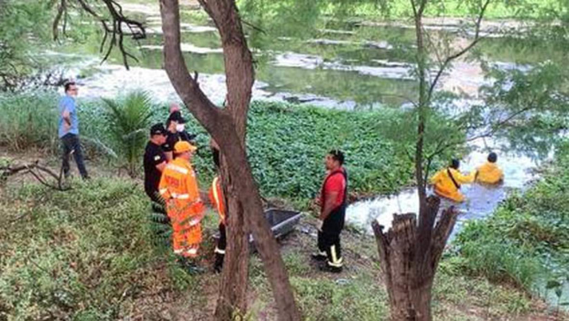 Imagem 1 - Corpo de homem é encontrado boiando no Rio Mossoró, na Ilha de Santa Luzia. O caso foi registrado no início da tarde desta segunda-feira (22), próximo ao antigo Cici Lanches. O homem estava preso à vegetação, às margens do rio e precisou ser retirado por uma equipe do Corpo de Bombeiros. De acordo com o perito Paulo Vitor, do Itep, pelo estado do corpo, ele estava há, pelo menos, um dia no local. No entanto, ele afirmou que não foi possível identificar se havia marcas de violência, necessitando de exames mais aprofundados, na sede do órgão, para determinar a causa da morte. Imagem 1 - Corpo de homem é encontrado boiando no Rio Mossoró, na Ilha de Santa Luzia. O caso foi registrado no início da tarde desta segunda-feira (22), próximo ao antigo Cici Lanches. O homem estava preso à vegetação, às margens do rio e precisou ser retirado por uma equipe do Corpo de Bombeiros. De acordo com o perito Paulo Vitor, do Itep, pelo estado do corpo, ele estava há, pelo menos, um dia no local. No entanto, ele afirmou que não foi possível identificar se havia marcas de violência, necessitando de exames mais aprofundados, na sede do órgão, para determinar a causa da morte.