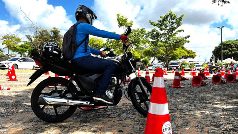 Imagem 1 - RN tem 162.796 condutores exercendo atividade remunerada, aponta Detran. O número, contabilizado até maio deste ano, representa um aumento de 21,53% na quantidade de condutores que solicitaram a inclusão de exercício da atividade remunerada (EAR) na Carteira Nacional de Habilitação (CNH), em relação ao mês de dezembro de 2022. Ainda segundo o Detran, o RN também apresentou uma ampliação de condutores do gênero feminino que vem solicitando a inclusão de atividade remunerada na CNH. Imagem 1 - RN tem 162.796 condutores exercendo atividade remunerada, aponta Detran. O número, contabilizado até maio deste ano, representa um aumento de 21,53% na quantidade de condutores que solicitaram a inclusão de exercício da atividade remunerada (EAR) na Carteira Nacional de Habilitação (CNH), em relação ao mês de dezembro de 2022. Ainda segundo o Detran, o RN também apresentou uma ampliação de condutores do gênero feminino que vem solicitando a inclusão de atividade remunerada na CNH.