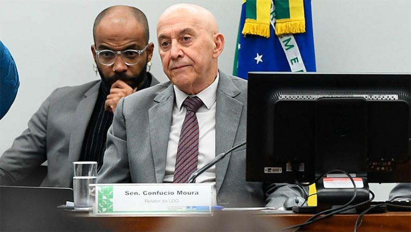 Imagem 1 - Relator da LDO no Congresso diz esperar que votação da matéria ocorra até a 2ª quinzena de agosto. Conforme regra constitucional, o Congresso Nacional só poderia entrar em recesso no dia 17 de julho após a aprovação do projeto da Lei de Diretrizes Orçamentária para 2025, mas como em outras nove ocasiões, a deliberação da LDO não foi aprovada dentro do prazo. O senador Confúcio Moura (MDB-RO), relator da matéria, lamentou que esse descumprimento ocorra novamente. A LDO é um instrumento basilar, elaborado anualmente, que estabelece as regras do Orçamento federal para o ano seguinte. Imagem 1 - Relator da LDO no Congresso diz esperar que votação da matéria ocorra até a 2ª quinzena de agosto. Conforme regra constitucional, o Congresso Nacional só poderia entrar em recesso no dia 17 de julho após a aprovação do projeto da Lei de Diretrizes Orçamentária para 2025, mas como em outras nove ocasiões, a deliberação da LDO não foi aprovada dentro do prazo. O senador Confúcio Moura (MDB-RO), relator da matéria, lamentou que esse descumprimento ocorra novamente. A LDO é um instrumento basilar, elaborado anualmente, que estabelece as regras do Orçamento federal para o ano seguinte.