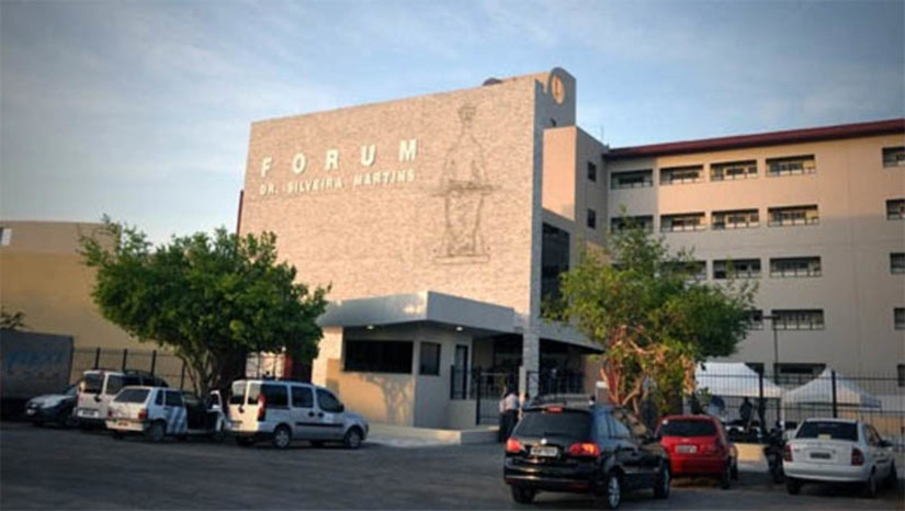 Imagem 1 - Réu vai a júri popular nesta quarta (24) por tentativa de homicídio ocorrida há quase 20 anos, em Mossoró. Euclides Cesário da Cruz, conhecido como “Gordo”, de 60 anos, sentará no banco dos réus do Fórum Municipal Desembargador Silveira Martins, em Mossoró, para ser julgado pela tentativa de homicídio cometida contra Maria Antônia Soares (já falecida devido a outras circunstâncias distintas deste caso). O crime aconteceu no dia 6 de outubro de 2004, na Favela do Fio, região do Abolição IV, em Mossoró. O processo estava suspenso desde o ano de 2005, devido ao fato de o réu se encontrar em local desconhecido. O julgamento, nesta quarta, está previsto para ser iniciado às 9h. Imagem 1 - Réu vai a júri popular nesta quarta (24) por tentativa de homicídio ocorrida há quase 20 anos, em Mossoró. Euclides Cesário da Cruz, conhecido como “Gordo”, de 60 anos, sentará no banco dos réus do Fórum Municipal Desembargador Silveira Martins, em Mossoró, para ser julgado pela tentativa de homicídio cometida contra Maria Antônia Soares (já falecida devido a outras circunstâncias distintas deste caso). O crime aconteceu no dia 6 de outubro de 2004, na Favela do Fio, região do Abolição IV, em Mossoró. O processo estava suspenso desde o ano de 2005, devido ao fato de o réu se encontrar em local desconhecido. O julgamento, nesta quarta, está previsto para ser iniciado às 9h.