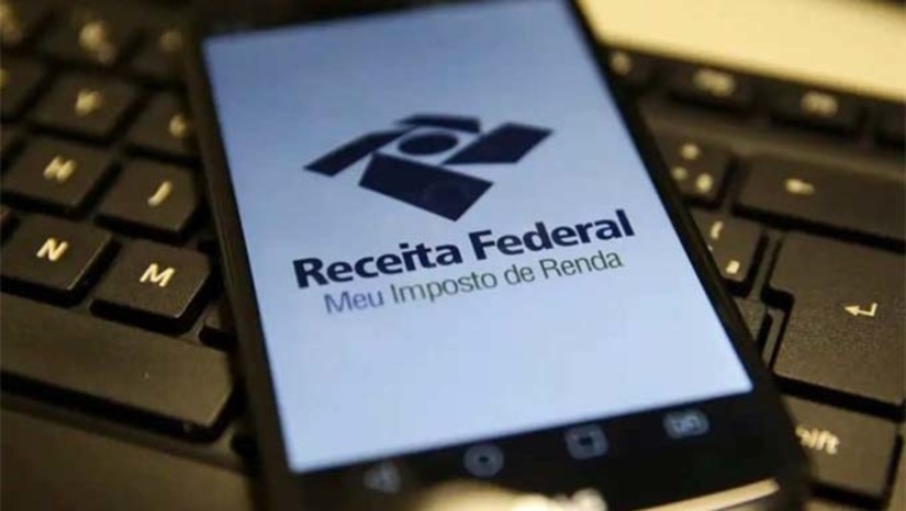 Imagem 1 -   Ao todo, 6.091.572 contribuintes receberão R$ 8,5 bilhões. Segundo o Fisco, quase todo o valor irá para contribuintes com prioridade no reembolso. Por causa das enchentes no Rio Grande do Sul, neste ano, os contribuintes gaúchos foram incluídos na lista de prioridades. A consulta poderá ser feita na página da Receita Federal na internet. Basta o contribuinte clicar em “Meu Imposto de Renda” e, em seguida, no botão “Consultar a Restituição”. Também é possível fazer a consulta no aplicativo da Receita Federal para tablets e smartphones.