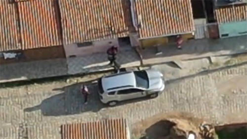 Imagem 1 - Duas mulheres que atuavam como traficantes de drogas são presas em Mossoró. A prisão delas aconteceu nesta quarta-feira (24), no bairro Santo Antônio. De acordo com o delegado Murilo Baessa, da Denarc, as duas já haviam sido abordadas outras vezes, mas escondiam as pedras crack na boca, dificultando a detecção durante abordagens policiais. Os investigadores então passaram a monitorá-las, conseguindo filmar diversas transações de venda, resultando na apreensão de uma pedra de crack já em posse de um dos usuários compradores. Ainda de acordo com PC, as duas teriam assumido o ponto de venda dos entorpecentes após a morte de familiares, vítimas de guerra de facções. Imagem 1 - Duas mulheres que atuavam como traficantes de drogas são presas em Mossoró. A prisão delas aconteceu nesta quarta-feira (24), no bairro Santo Antônio. De acordo com o delegado Murilo Baessa, da Denarc, as duas já haviam sido abordadas outras vezes, mas escondiam as pedras crack na boca, dificultando a detecção durante abordagens policiais. Os investigadores então passaram a monitorá-las, conseguindo filmar diversas transações de venda, resultando na apreensão de uma pedra de crack já em posse de um dos usuários compradores. Ainda de acordo com PC, as duas teriam assumido o ponto de venda dos entorpecentes após a morte de familiares, vítimas de guerra de facções.