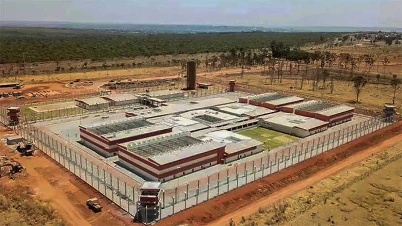Imagem 1 - Senappen lança licitação para reforço da segurança externa na Penitenciária Federal de Mossoró. O processo foi lançado nesta quinta-feira (24) e visa a contratação de empresa especializada em engenharia para execução de obras para o reforço da segurança externa da unidade prisional, com fornecimento de materiais, mão-de-obra e equipamentos. O serviço inclui a construção de muro, passarela, torres de vigilância, casa de força e posto de controle. Em fevereiro, a Penitenciária Federal de Mossoró protagonizou a primeira fuga de apenados da história do sistema penitenciário federal. Os dois presos foram recapturados 50 dias após a fuga, já estado do Pará. Imagem 1 - Senappen lança licitação para reforço da segurança externa na Penitenciária Federal de Mossoró. O processo foi lançado nesta quinta-feira (24) e visa a contratação de empresa especializada em engenharia para execução de obras para o reforço da segurança externa da unidade prisional, com fornecimento de materiais, mão-de-obra e equipamentos. O serviço inclui a construção de muro, passarela, torres de vigilância, casa de força e posto de controle. Em fevereiro, a Penitenciária Federal de Mossoró protagonizou a primeira fuga de apenados da história do sistema penitenciário federal. Os dois presos foram recapturados 50 dias após a fuga, já estado do Pará.